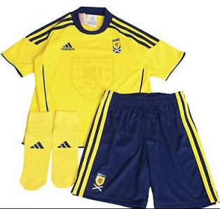 2011 Little Boys Scotland Football Kit - Away